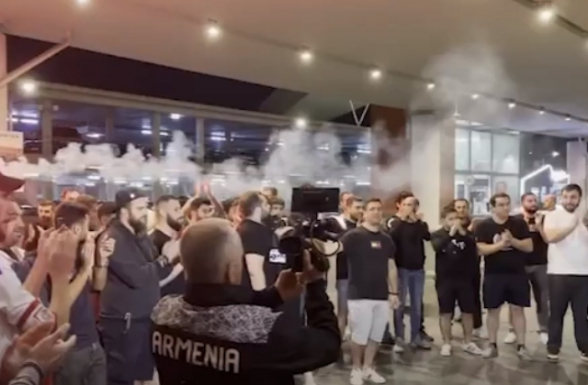 Фанаты встретили футболистов сборной Армении в ереванском аэропорту